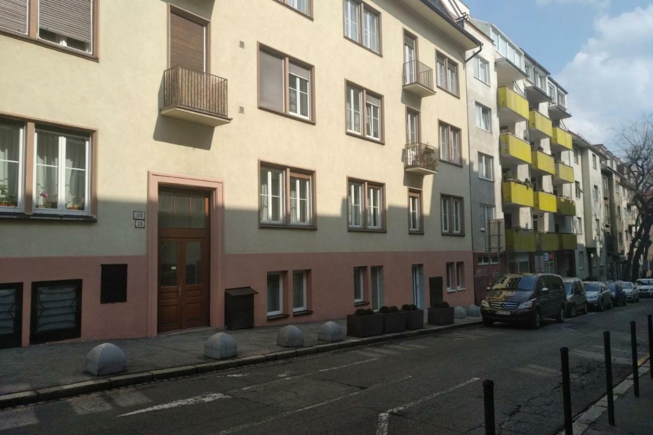 Spacious Apartment In City Center Братислава Экстерьер фото